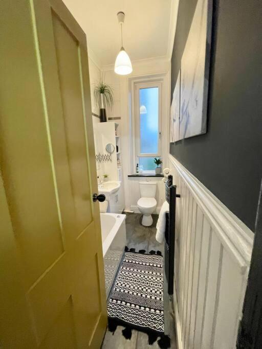 Traditional Apt Close To City Centre & Hampden Glasgow Eksteriør billede